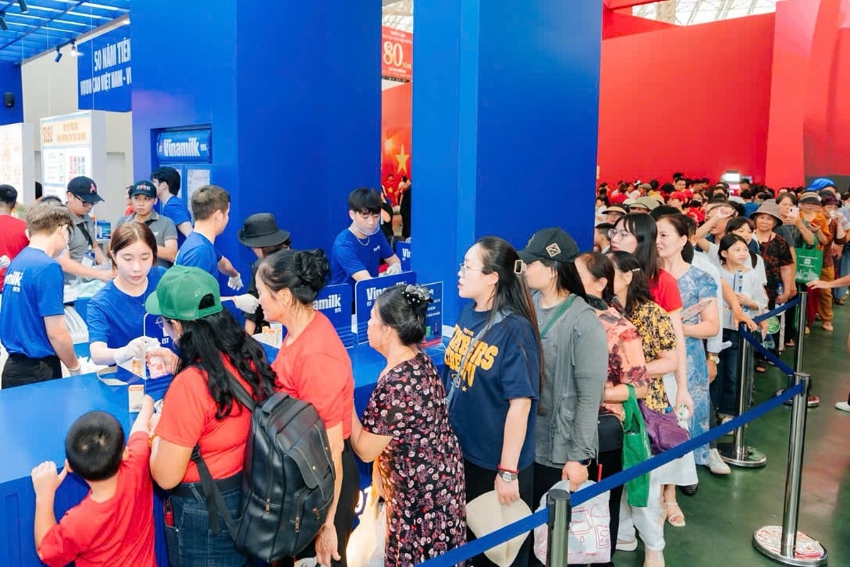 Theo ghi nhận, lượng người ghé thăm không gian trưng bày và trải nghiệm của Vinamilk luôn ở mức cao trong thời gian diễn ra triển lãm. Đây không chỉ là minh chứng cho sự gắn bó của người tiêu dùng với thương hiệu, mà còn cho thấy cách Vinamilk làm mới mình để tiếp cận công chúng một cách hiệu quả, hiện đại và gần gũi hơn. &lpar;Ảnh: Tịnh Không&rpar;