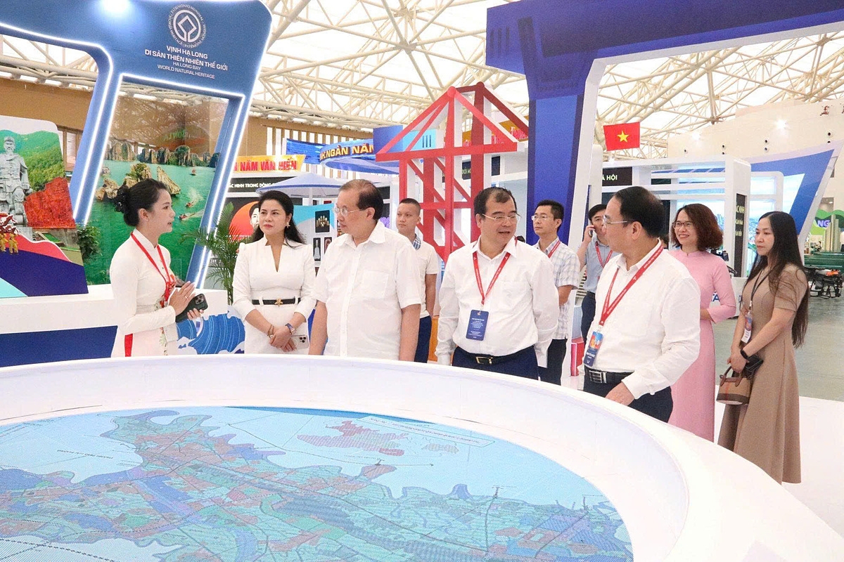 Lãnh đạo Bộ Văn hóa - Thể thao và Du lịch quan tâm đến phương thức tái hiện lịch sử và thể hiện thành phố năng động qua kỹ thuật hiện đại.