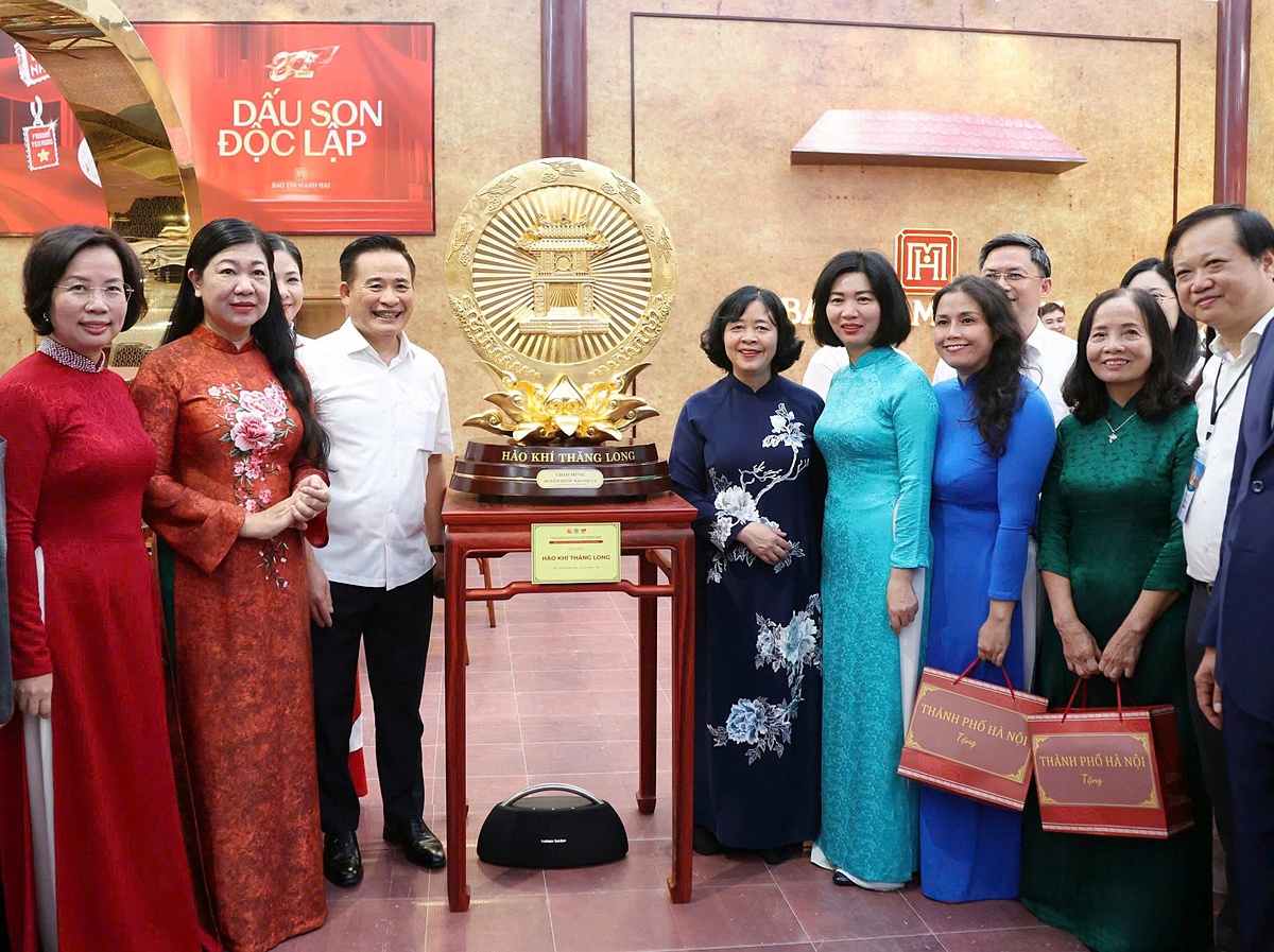 Đoàn đã tham quan không gian triển lãm rộng 700m2 của thành phố Hà Nội nằm trong khu vực trưng bày.