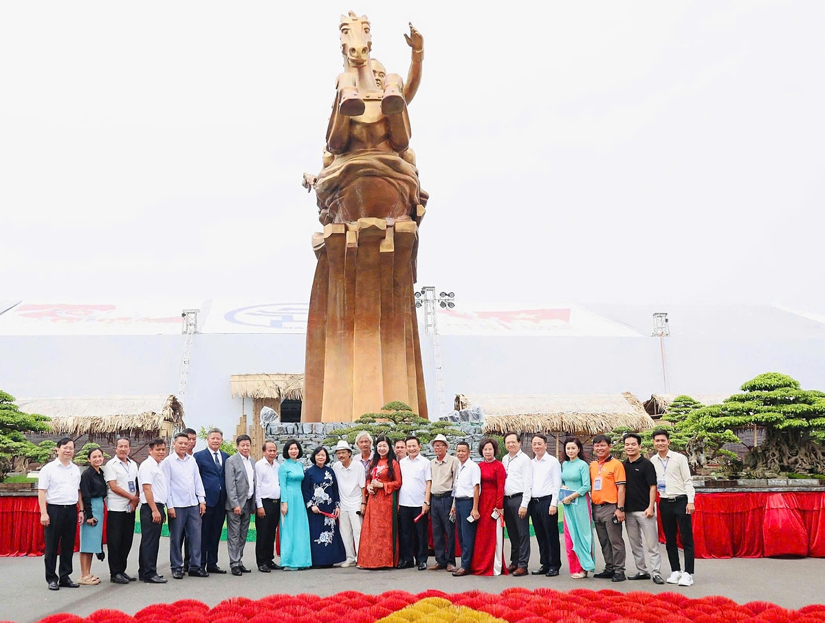 Đoàn đại biểu chụp ảnh lưu niệm.