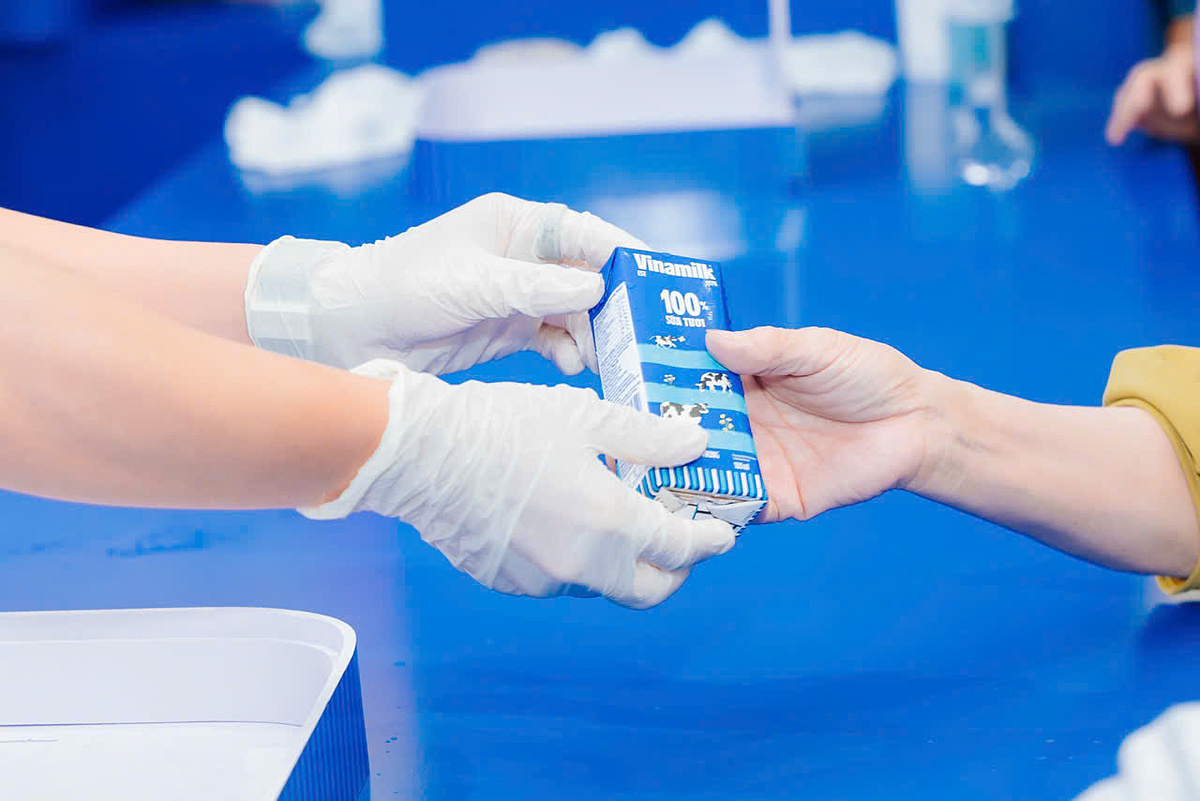 “Từ khi hình thành và suốt gần 50 phát triển Vinamilk luôn xác định sứ mệnh của mình là Chăm sóc. Chúng tôi chăm sóc cho người dân bằng sản phẩm dinh dưỡng tốt nhất, đạt chuẩn quốc tế”- Ông Nguyễn Quang Trí, Giám đốc Điều hành Marketing Vinamilk, khẳng định. &lpar;Ảnh: Vi Nam&rpar;