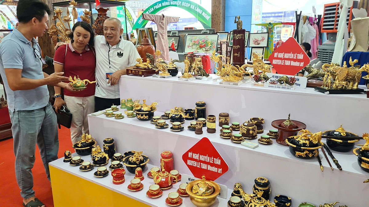 Những đồ mỹ nghệ được các nghệ nhân chế tác tinh xảo.