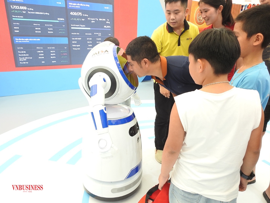 Người dân thích thú tương tác với robot tại Triển lãm thành tựu quốc gia 80 năm.