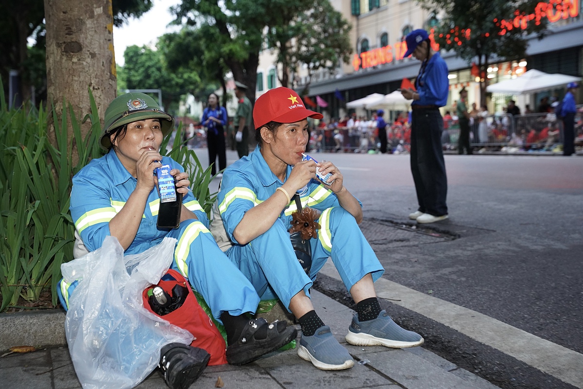 Phút nghỉ ngơi và tiếp thêm chút năng lượng bằng sữa tươi Vinamilk của các chị góp phần quan trọng để đại lễ diễn ra với những tuyến đường sạch sẽ, ngăn nắp. &lpar;Ảnh: Vi Nam&rpar;