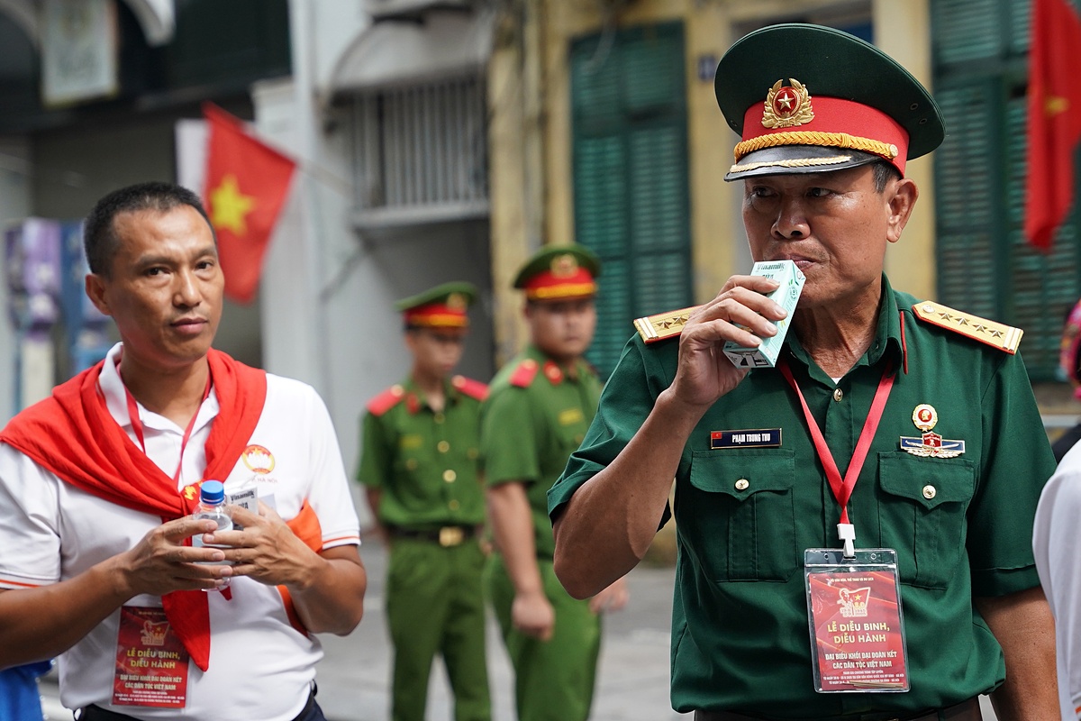 Ngày trước chiến đấu trên chiến trường, ngày nay các cựu chiến binh sải bước hạnh phúc trên tuyến đường diễu hành. &lpar;Ảnh: Vi Nam&rpar;