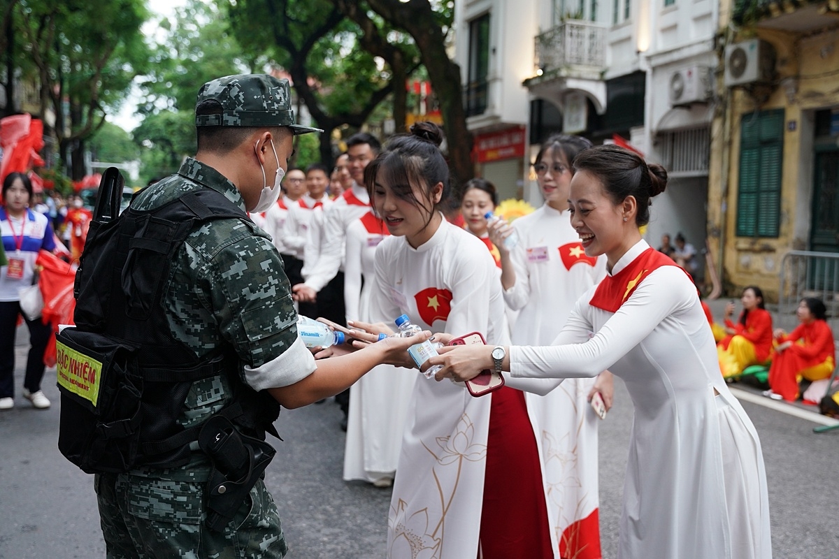 Tiếp nước giữa giờ làm nhiệm vụ. &lpar;Ảnh: Vi Nam&rpar;