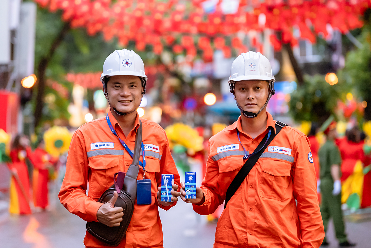 Những thanh niên khỏe mạnh của ngành điện lực cũng cần tiếp thêm dinh dưỡng để đảm bảo sức khỏe suốt thời gian thực hiện nhiệm vụ tại đại lễ. &lpar;Ảnh: Vi Nam&rpar;