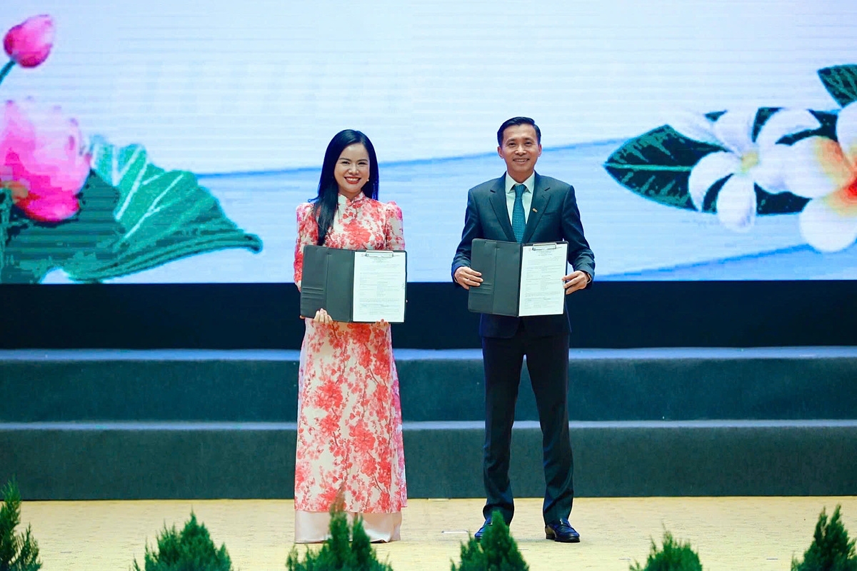 Bà Nguyễn Thị Thanh Bình, Phó Tổng Giám đốc T&T Group &lpar;bên trái&rpar; khẳng định, việc đầu tư Nhà máy điện gió Savan 1 và liên kết với lưới truyền tải quốc gia có ý nghĩa quan trọng.