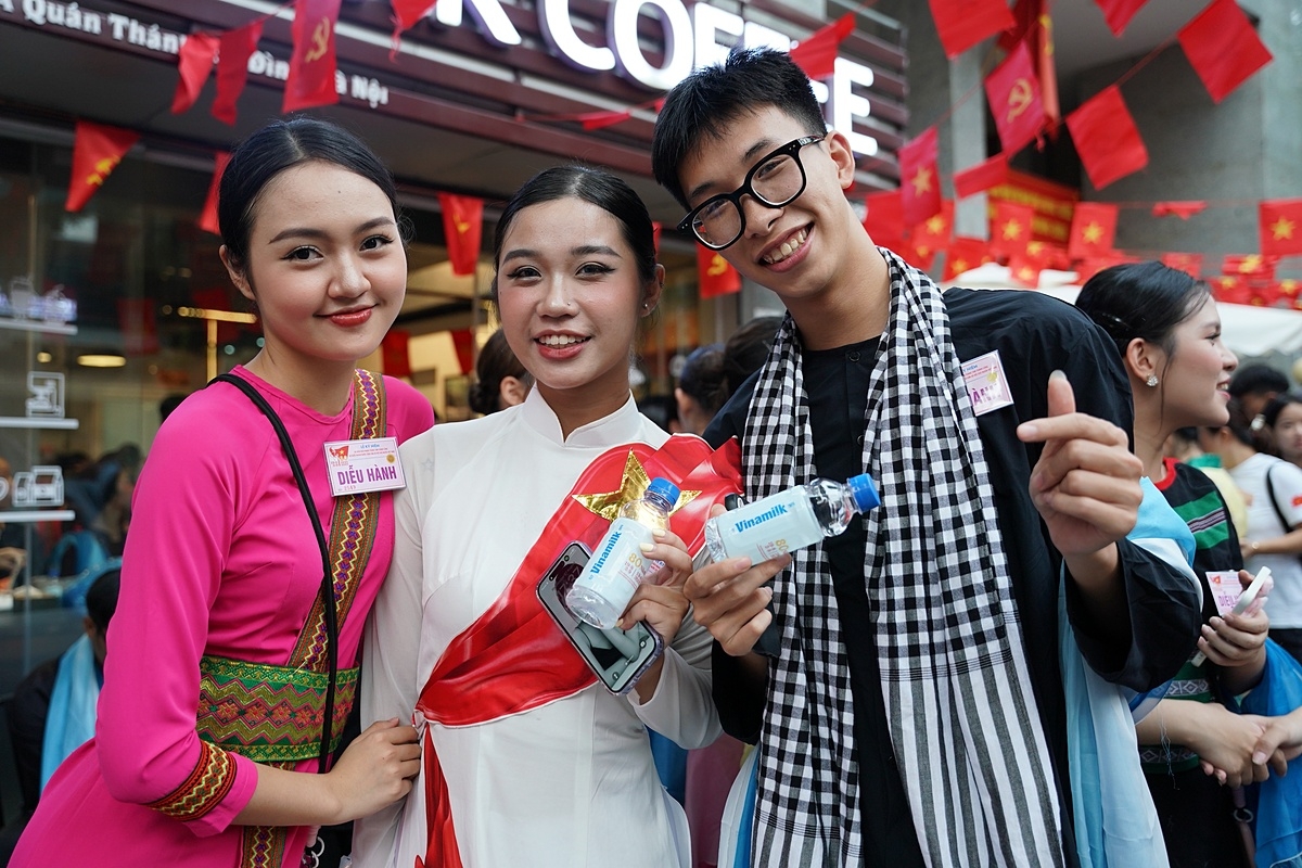 Giữa những ngày tập luyện miệt mài, các khối quần chúng và khối văn hóa – thể thao hào hứng đón nhận nguồn dinh dưỡng thiết thực từ Vinamilk. &lpar;Ảnh: Vi Nam&rpar;