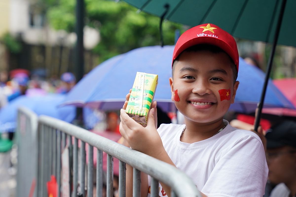 Em bé vui khoe hộp sữa Vinamilk vừa được nhận. Vinamilk luôn dành sự quan tâm đặc biệt đến trẻ em – mang đến nguồn dinh dưỡng chất lượng để các em lớn lên khỏe mạnh, vững vàng và đầy ước mơ. &lpar;Ảnh: Vi Nam&rpar;