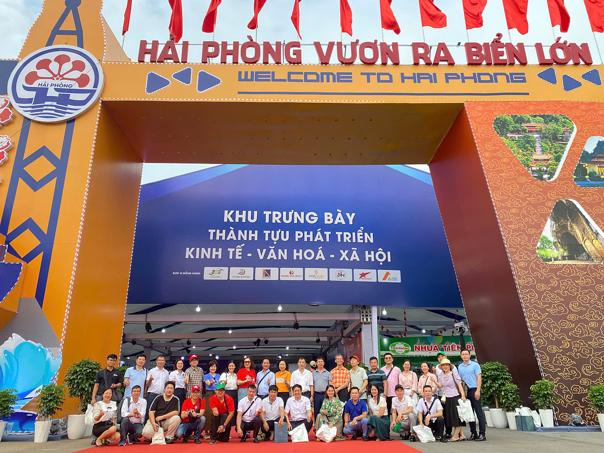 Khu trưng bày của Hải Phòng được sự quan tâm của báo giới. Ảnh Đinh Huyền