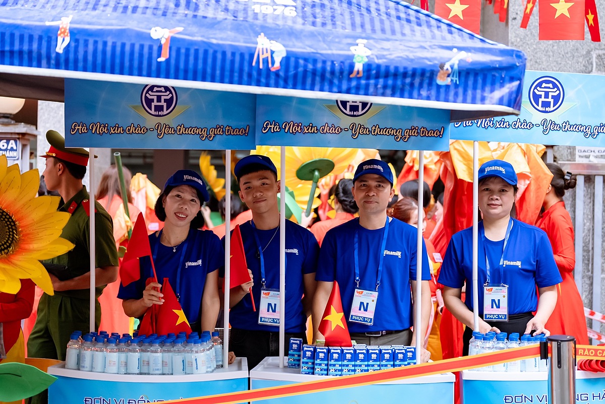 15 điểm tiếp ứng các sản phẩm dinh dưỡng của Vinamilk được triển khai dọc các tuyến đường trọng điểm khá thuận tiện để phục vụ lực lượng làm nhiệm vụ và người dân tham gia cổ vũ. Hòa cùng niềm vui của nhân dân cả nước, vinh dự được nhận nhiệm vụ, đội ngũ tiếp sức dinh dưỡng của Vinamilk luôn vui tươi với tinh thần sẵn sàng phục vụ. &lpar;Ảnh: Vi Nam&rpar;