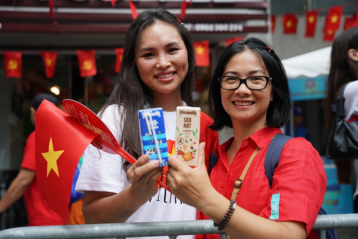Không chỉ với người dân trong nước, không khí lễ hội đã lan tỏa đến với những người khách nước ngoài đang có mặt tại Hà Nội. Các cô gái nước ngoài hào hứng thưởng thức các sản phẩm sữa của Vinamilk tại 1 điểm tiếp sức dinh dưỡng. &lpar;Ảnh: Vi Nam&rpar;