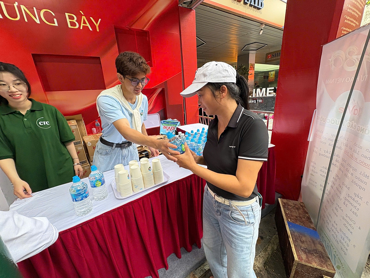 Các Trạm khách là điểm dừng chân thân thiện, giúp người dân - đặc biệt là người cao tuổi, trẻ em, người khuyết tật… có không gian nghỉ ngơi, được hỗ trợ nước uống, quạt mát, chỗ ngồi… để tham gia trọn vẹn các hoạt động diễu binh, diễu hành đông người ngoài trời.