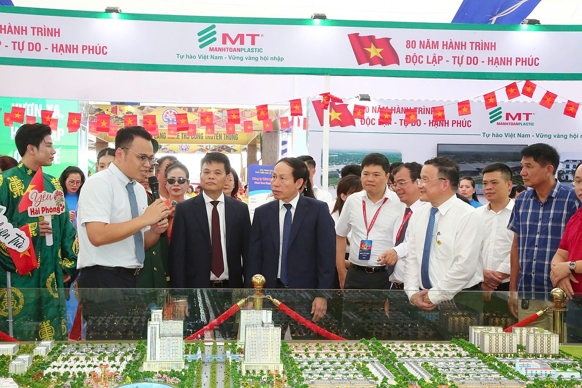 Lãnh đạo TP. Hải Phòng thăm khu trưng bày thành phố Cảng tại triển lãm.