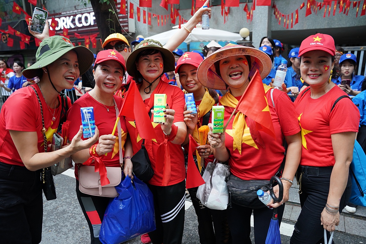 Gần 1 triệu sản phẩm dinh dưỡng bao gồm các dòng sữa tươi tiệt trùng như ít đường, không đường, dừa, chuối, cao đạm ít béo &lpar;Vinamilk, Vinamilk Green Farm,&rpar;; sữa thực vật từ hạt và đậu nành cao canxi, nước trái cây rau củ Susu, nước dừa tươi, nước dừa tắc, nước uống đóng chai Vinamilk và Icy Premium,... đã cùng đồng hành với các lực lượng và người dân trong ngày hội non sông.