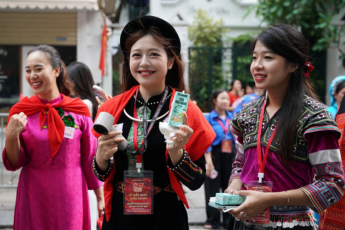 Những sản phẩm dinh dưỡng của Vinamilk góp phần mang đến những nụ cười cho các cô gái trẻ đại diện cho các dân tộc ở Việt Nam tham gia diễu hành. &lpar;Ảnh: Vi Nam&rpar;