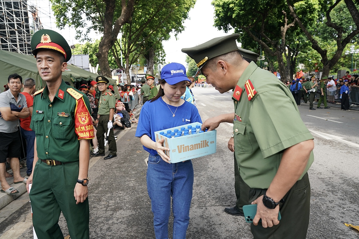 Những ngày vô cùng bận rộn nhưng cả chiến sĩ an ninh tham gia nhiệm vụ và nhân viên tiếp sức của Vinamilk đều được tái tạo năng lượng rất nhanh nhờ những sản phẩm dinh dưỡng của Vinamilk. &lpar;Ảnh: Vi Nam&rpar;