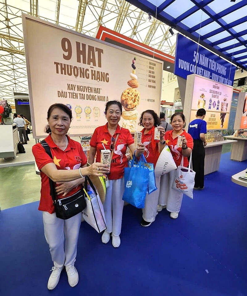 Các sản phẩm sữa thực vật không chứa lactose, không chất bảo quản, không thuốc diệt cỏ Glyphosate và được sản xuất với công nghệ xay nguyên hạt để giữ trọn dinh dưỡng của Vinamilk được giới thiệu đến mọi người. &lpar;Ảnh: Vi Nam&rpar;