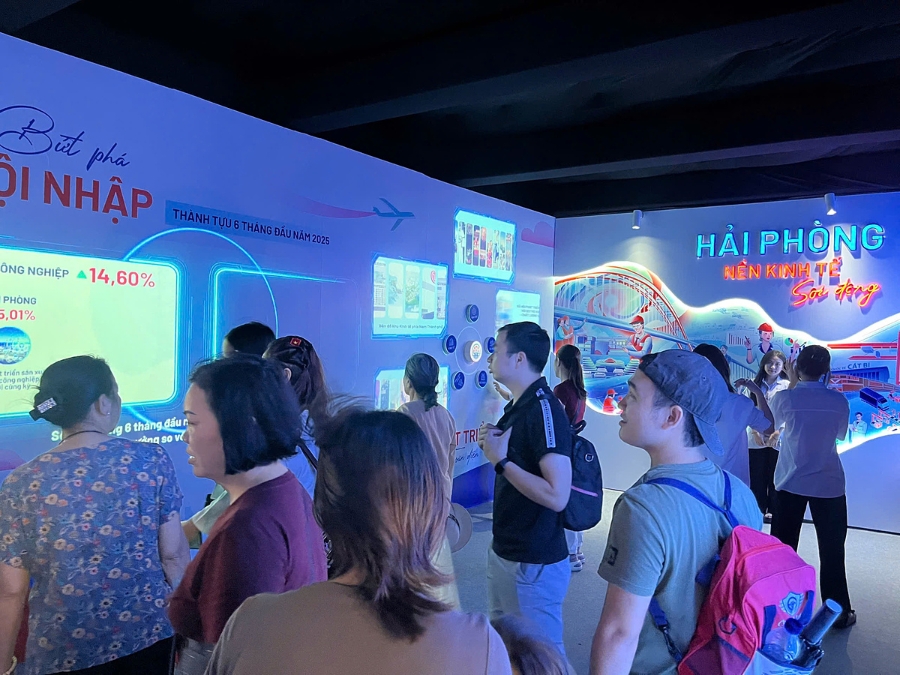 Du khách quan tâm tới gian hàng của Hải Phòng qua hình ảnh.