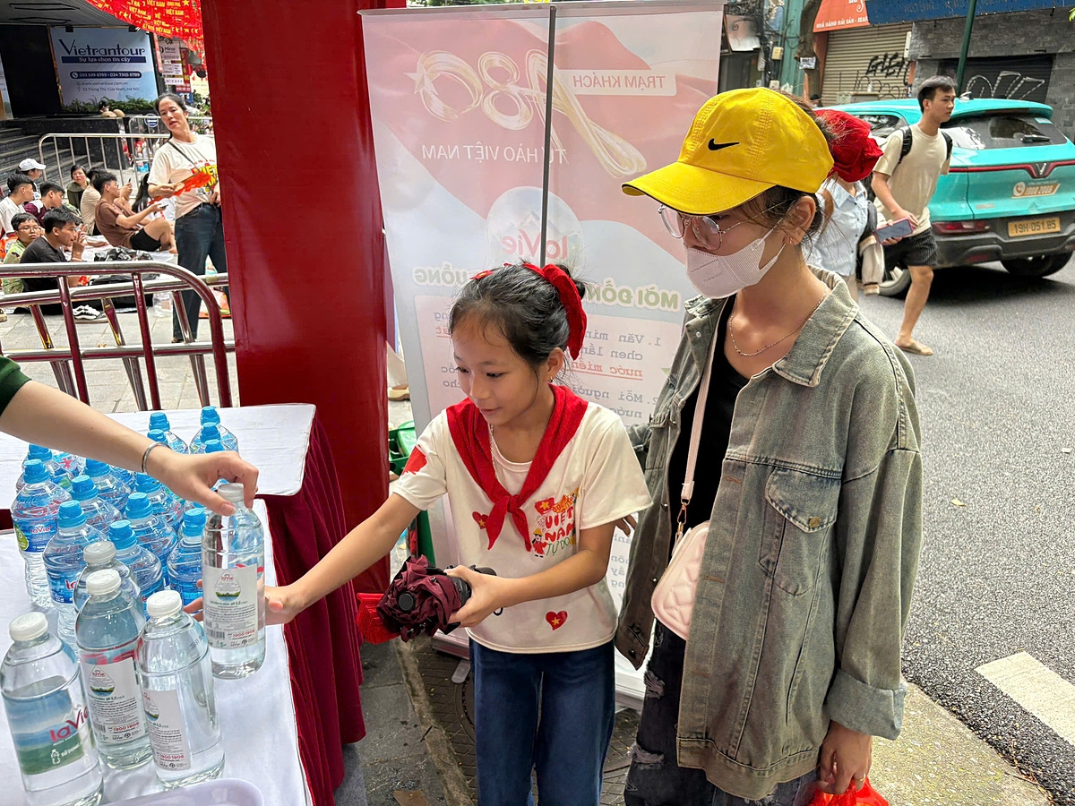 Trạm khách phát nước uống miễn phí cho người dân.