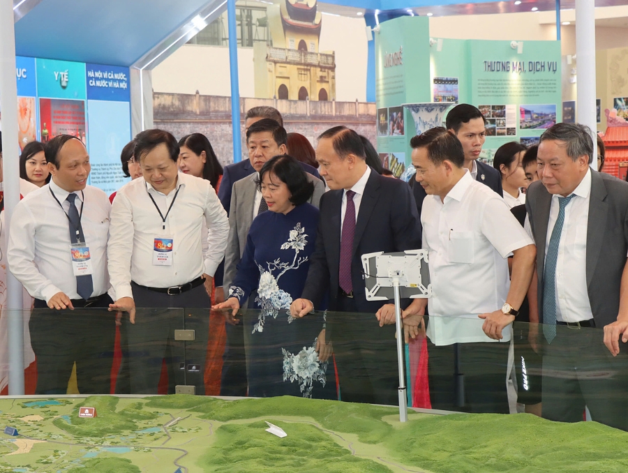 Đoàn đại biểu Thành ủy, HĐND, UBND, Ủy ban Mặt trận Tổ quốc Việt Nam thành phố Hà Nội do đồng chí Bùi Thị Minh Hoài, Ủy viên Bộ Chính trị, Bí thư Thành ủy, Trưởng đoàn đại biểu Quốc hội thành phố Hà Nội dẫn đầu đã tới tham quan triển lãm “Thủ đô Hà Nội văn hiến, anh hùng - 80 năm hành trình cùng đất nước” và Không gian Truyền thống và Sáng tạo Hà Nội 2025.