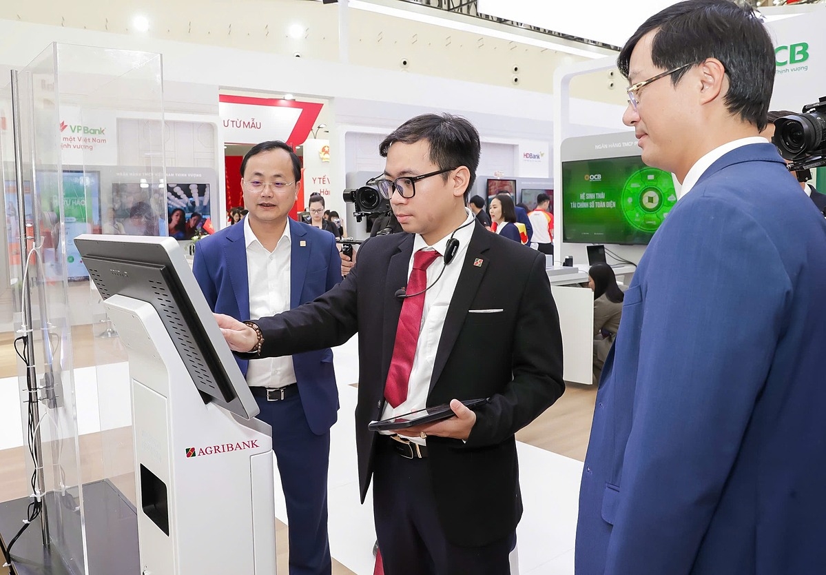 Đồng chí Tô Huy Vũ, Chủ tịch HĐTV Agribank tại Quầy giao dịch thông minh.