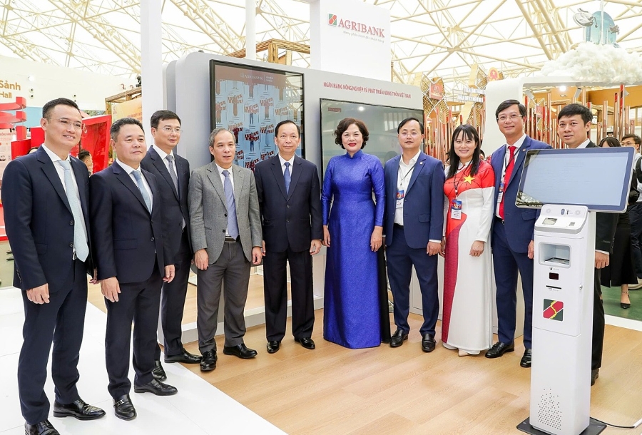 Thống đốc NHNN Nguyễn Thị Hồng và các đại biểu tham quan Gian hàng triển lãm của Agribank.