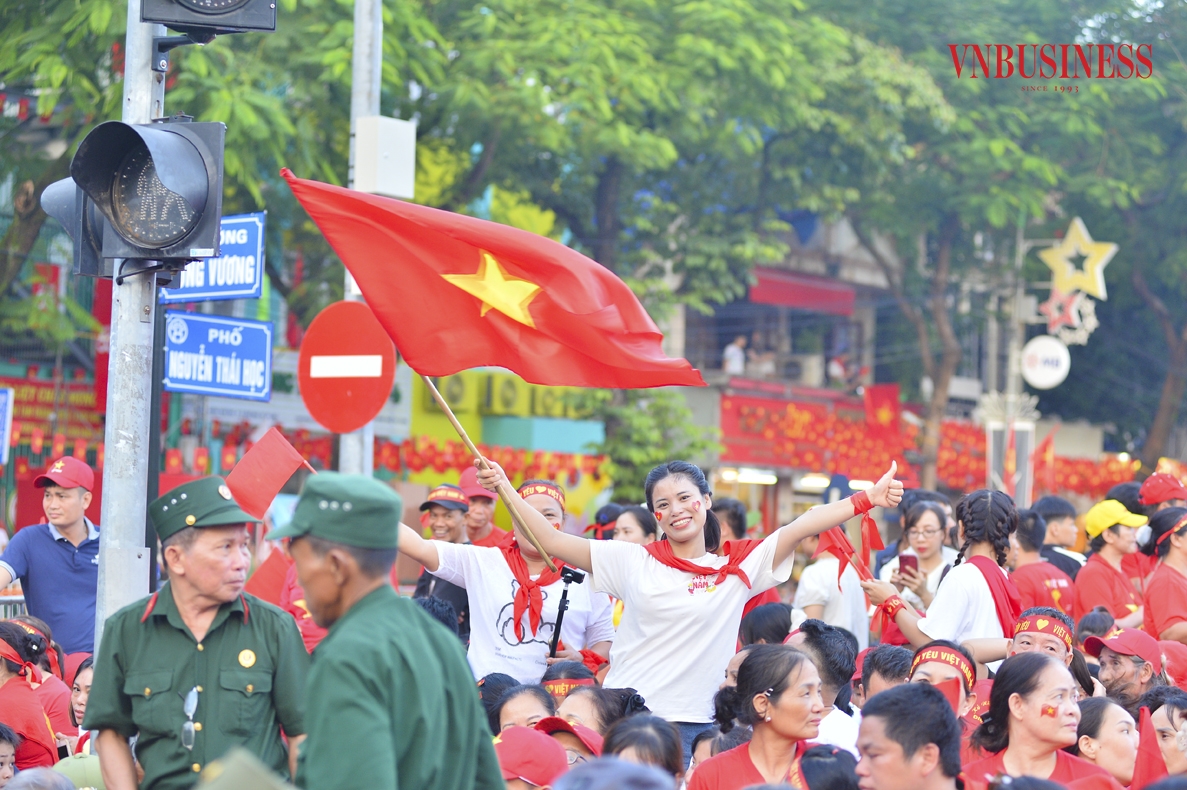 Lễ diễu binh, diễu hành kỷ niệm 80 năm Cách mạng tháng Tám và Quốc khánh 2/9 diễn ra sáng nay tại quảng trường Ba Đình, Hà Nội đã thu hút sự chú ý của hàng triệu người dân khắp cả nước.