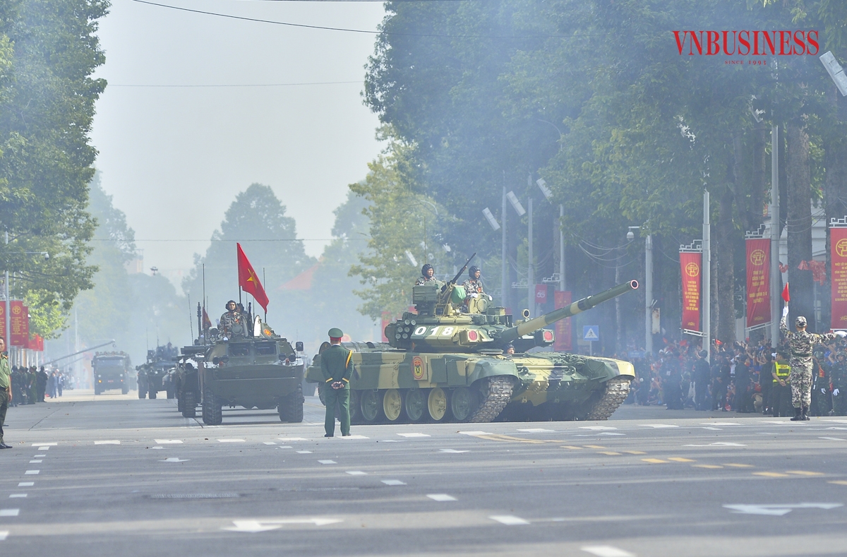 Khí tài hạng nặng, trong đó một số chủng loại xe tăng đã được Việt Nam cải tiến, hiện đại hóa như T54B và T55, xe tăng T-90S và T-62.