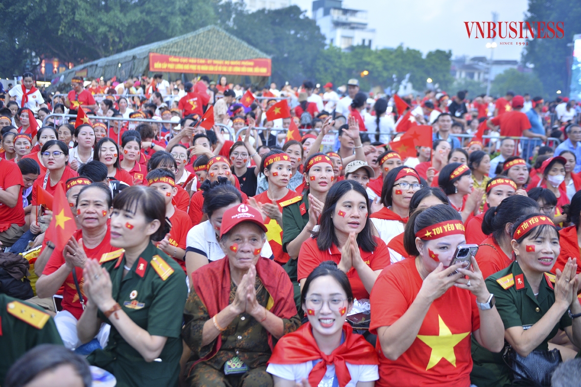Không phân biệt tuổi tác, vùng miền, hàng vạn trái tim Việt Nam cùng hòa chung niềm hân hoan, tự hào, chào đón các khối diễu binh, diễu hành.
