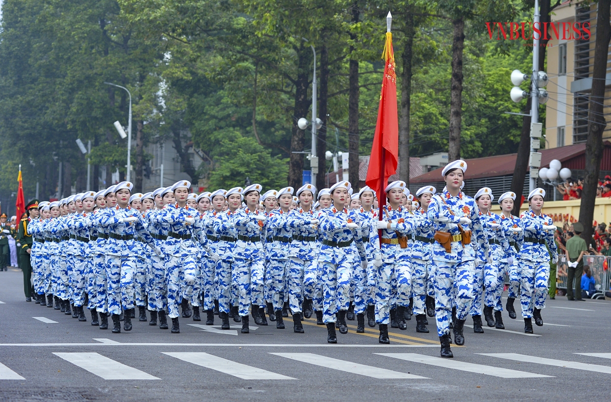 Khắc ghi lời Bác Hồ dạy “Người thầy thuốc giỏi đồng thời phải là người mẹ hiền”, những nữ sĩ quan Quân y đã làm việc quên mình, lập nhiều thành tích đặc biệt xuất sắc.