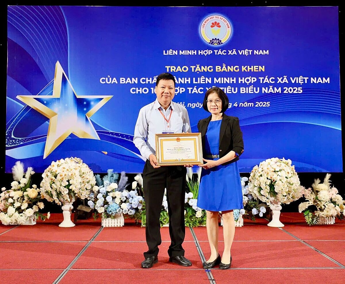 Đại diện HTX DVNN Tịnh Thọ nhận Bằng khen của Ban Chấp hành Liên minh Hợp tác xã Việt Nam.