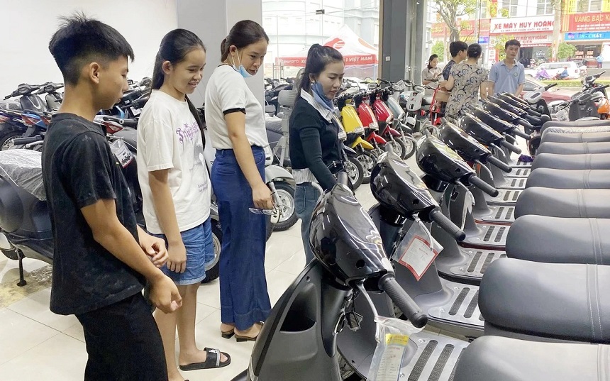 Nhiều hãng xe điện liên tiếp đưa các chương trình cạnh tranh giá bán, mẫu mã, đồng thời quảng bá ứng dụng tối ưu các công nghệ pin, hệ sinh thái sạc và định vị phân khúc khách hàng.