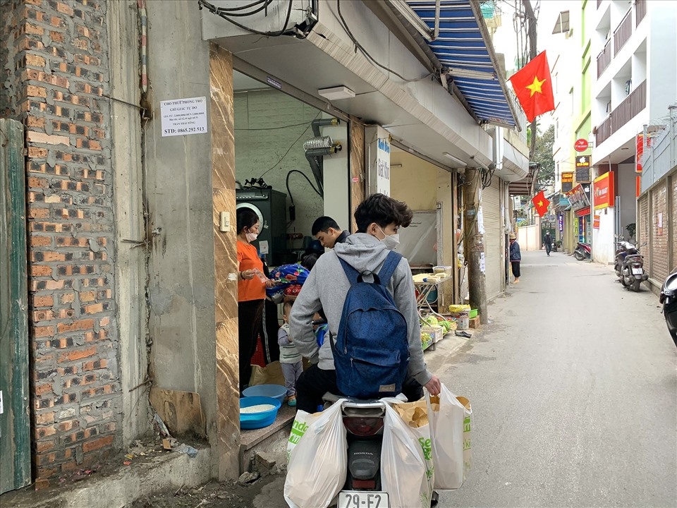 Nhiều tân sinh viên chấp nhận thuê trọ cách trường 5 - 10km để tiết kiệm chi phí.