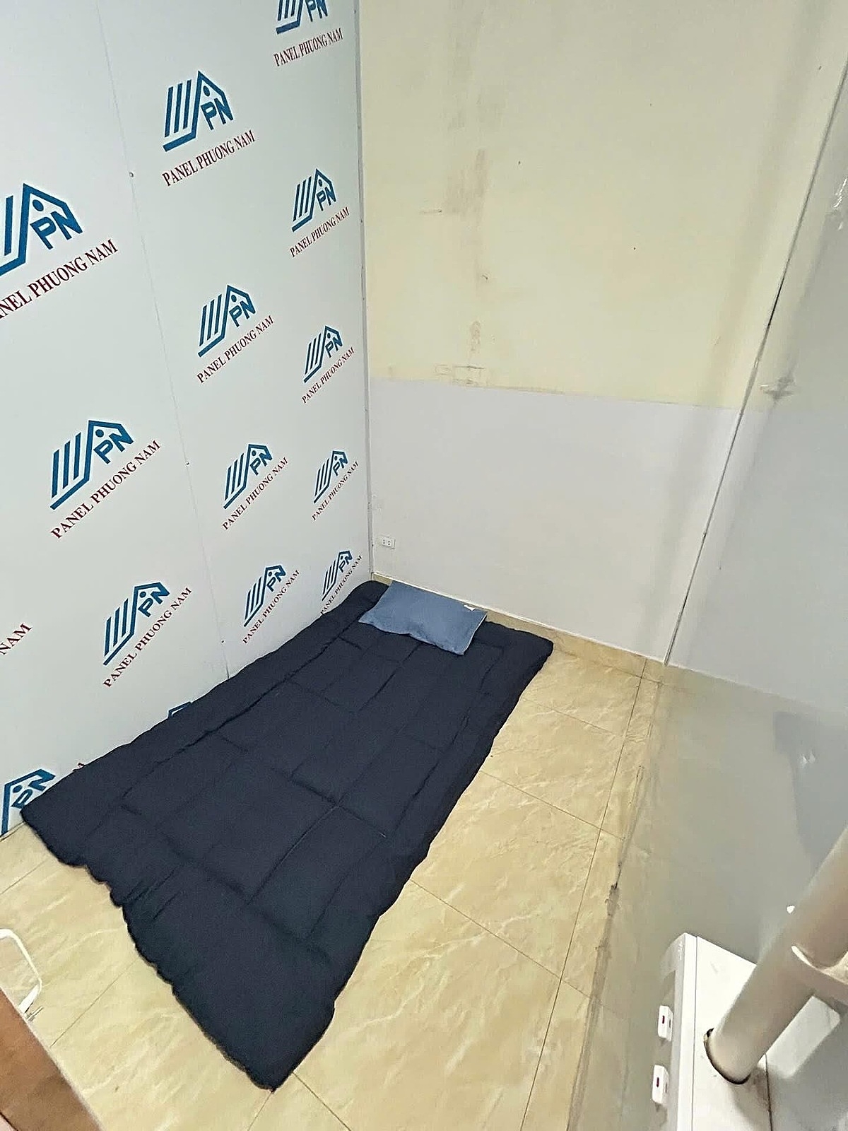 Căn phòng vỏn vẹn vừa chiếc đệm cũng bị môi giới hét giá thuê lên tới 1,5 triệu đồng/tháng chưa bao gồm các chi phí sinh hoạt đi kèm.