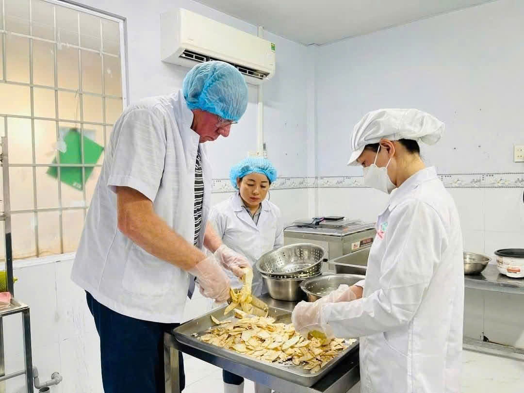 HTX Phước Thiện mời chuyên gia về hỗ trợ chế biến sản phẩm từ thực vật.