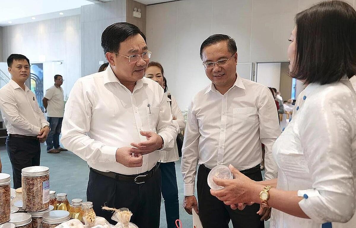 Phó chủ tịch tỉnh Khánh Hòa, ông Trịnh Minh Hoàng tham quan các gian hàng trưng bày sản phẩm của HTX tại hội nghị.