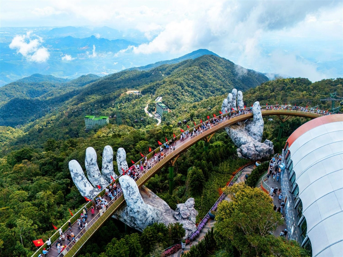 Công ty CP Dịch vụ Cáp treo Bà Nà vừa công bố tình hình tài chính 6 tháng đầu năm 2025: 6 tháng đầu năm 2025, công ty ghi nhận lợi nhuận trước thuế gần 1.000 tỷ đồng và lợi nhuận sau thuế hơn 846 tỷ đồng.