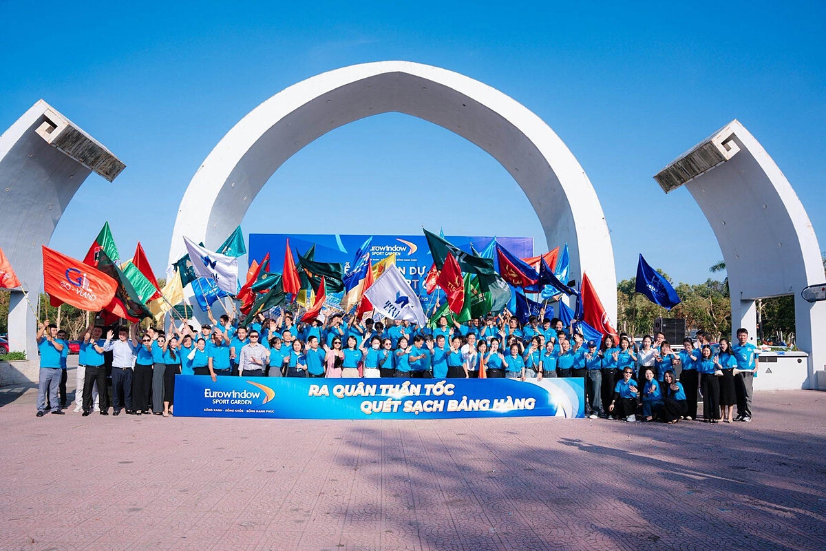 Hàng trăm chiến binh kinh doanh đồng loạt hô vang khẩu hiệu: “Ra quân thần tốc, quét sạch bảng hàng”.