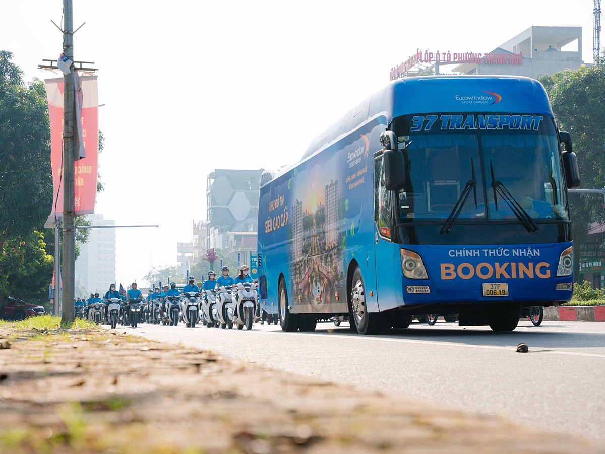 Ngay sau lễ ra quân, đoàn xe roadshow rực rỡ sắc màu khuấy động phố phường trung tâm Vinh, thu hút sự chú ý của hàng nghìn người dân.