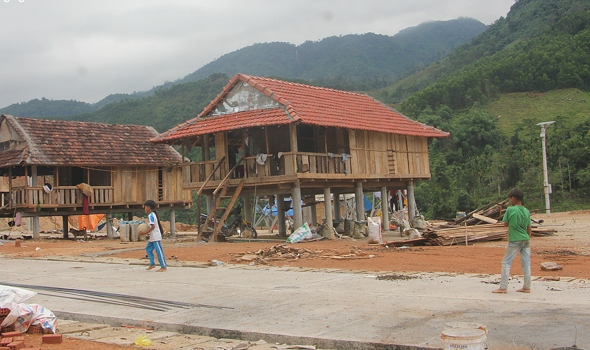 Đường mới, nhà mới, nhiều hộ dân đã thoát nghèo.