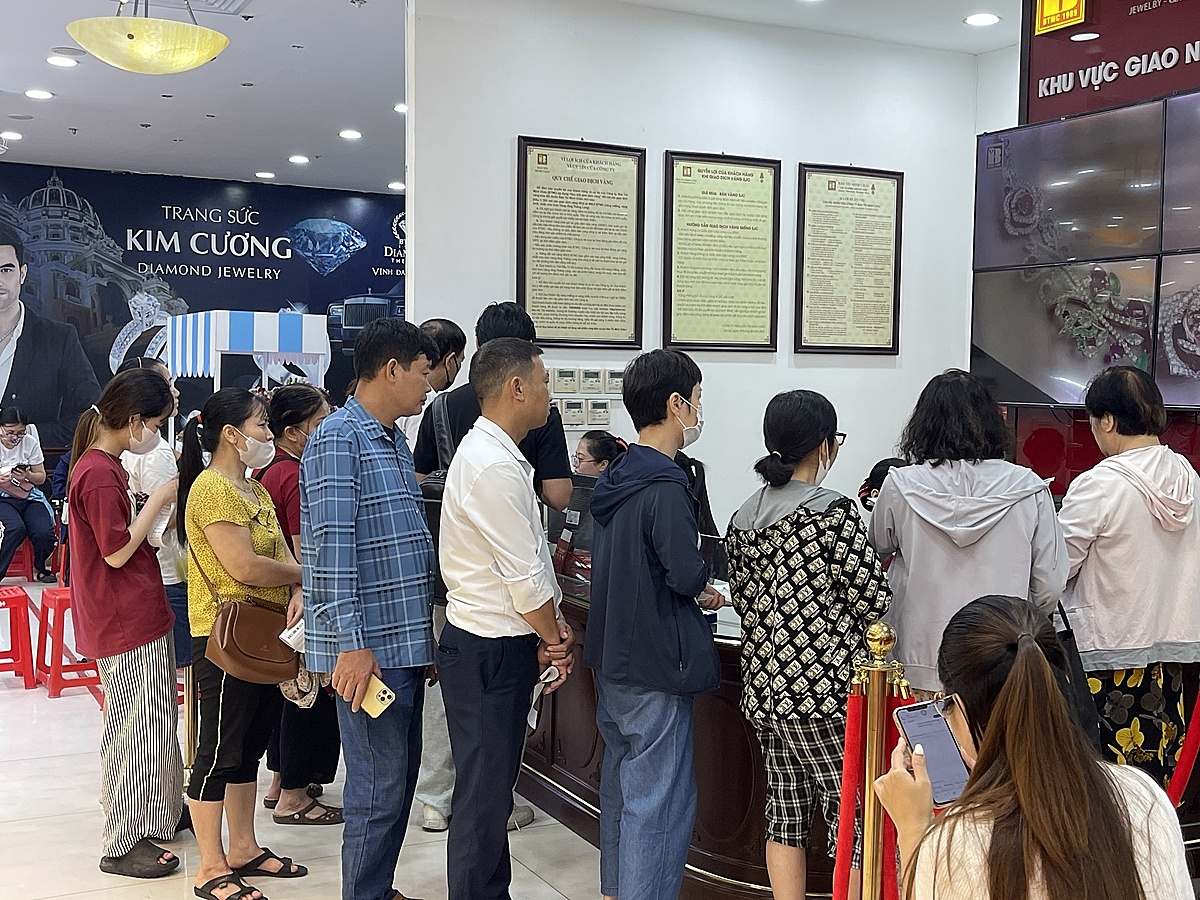 Nhiều người chọn phương án lấy vé chờ vào buổi sáng và buổi chiều quay lại giao dịch.