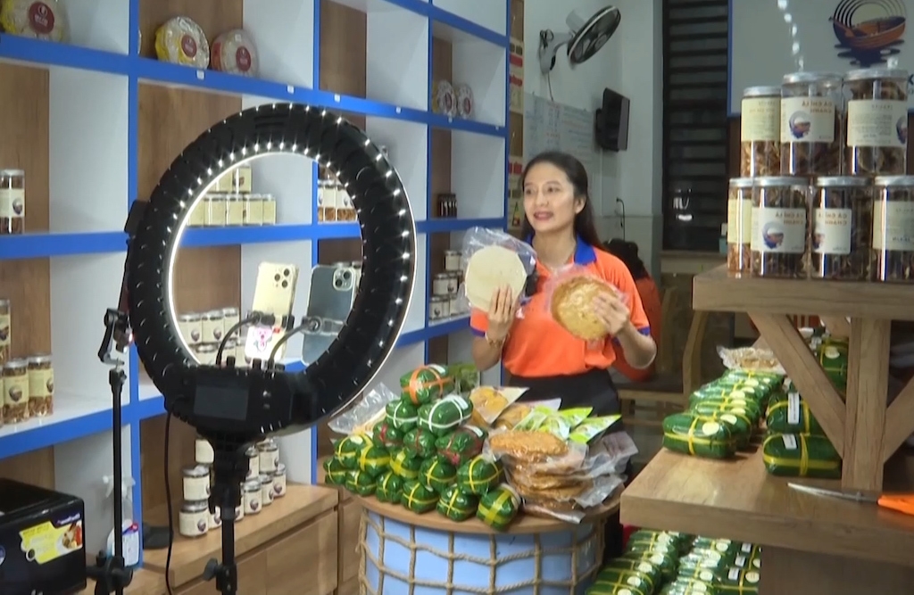 Livestream bán hàng giúp cho đặc sản của A Lưới 2 được nhiều tiêu dùng biết đến.
