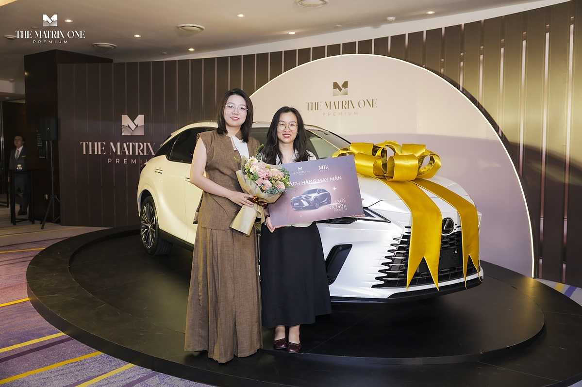 Khách hàng may mắn với giải đặc biệt ô tô Lexus RX 350H Premium đã được trao tặng tại sự kiện.
