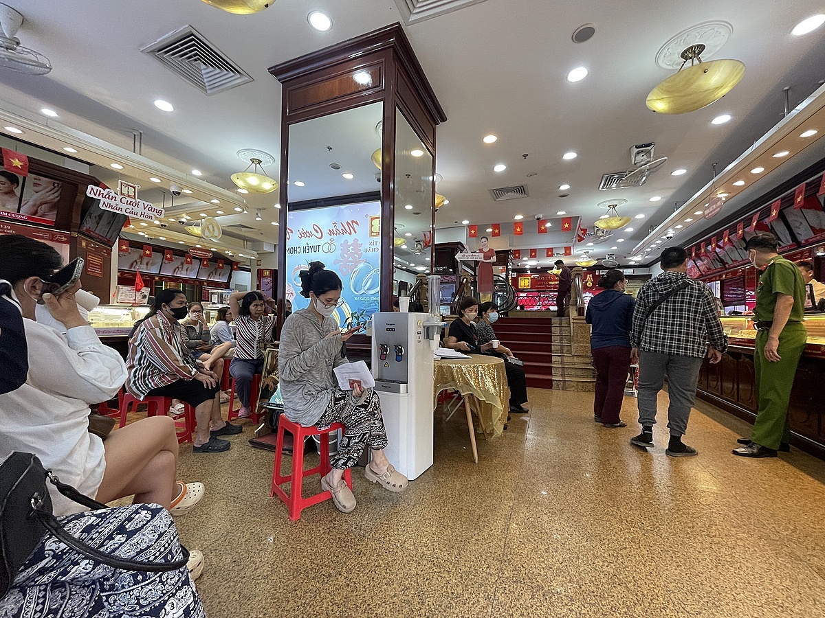 Lượng khách tuy đông nhưng vẫn giao dịch trật tự.