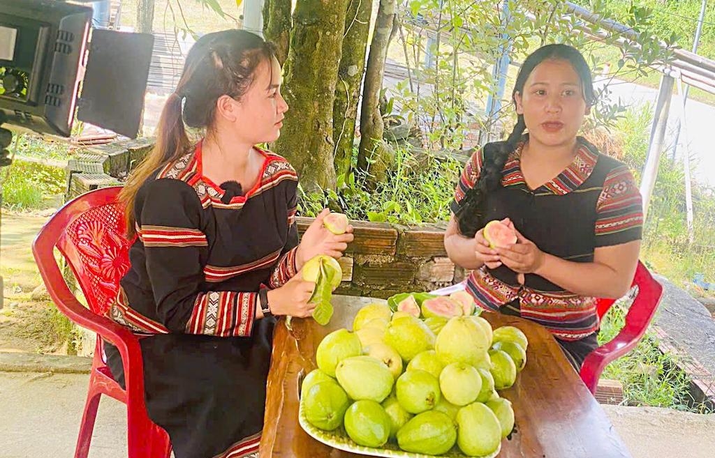 Chị em phụ nữ dân tộc thiểu số ở xã A Lưới 2 thu “trái ngọt” nhờ chịu khó học hỏi và áp dụng bán hàng online.