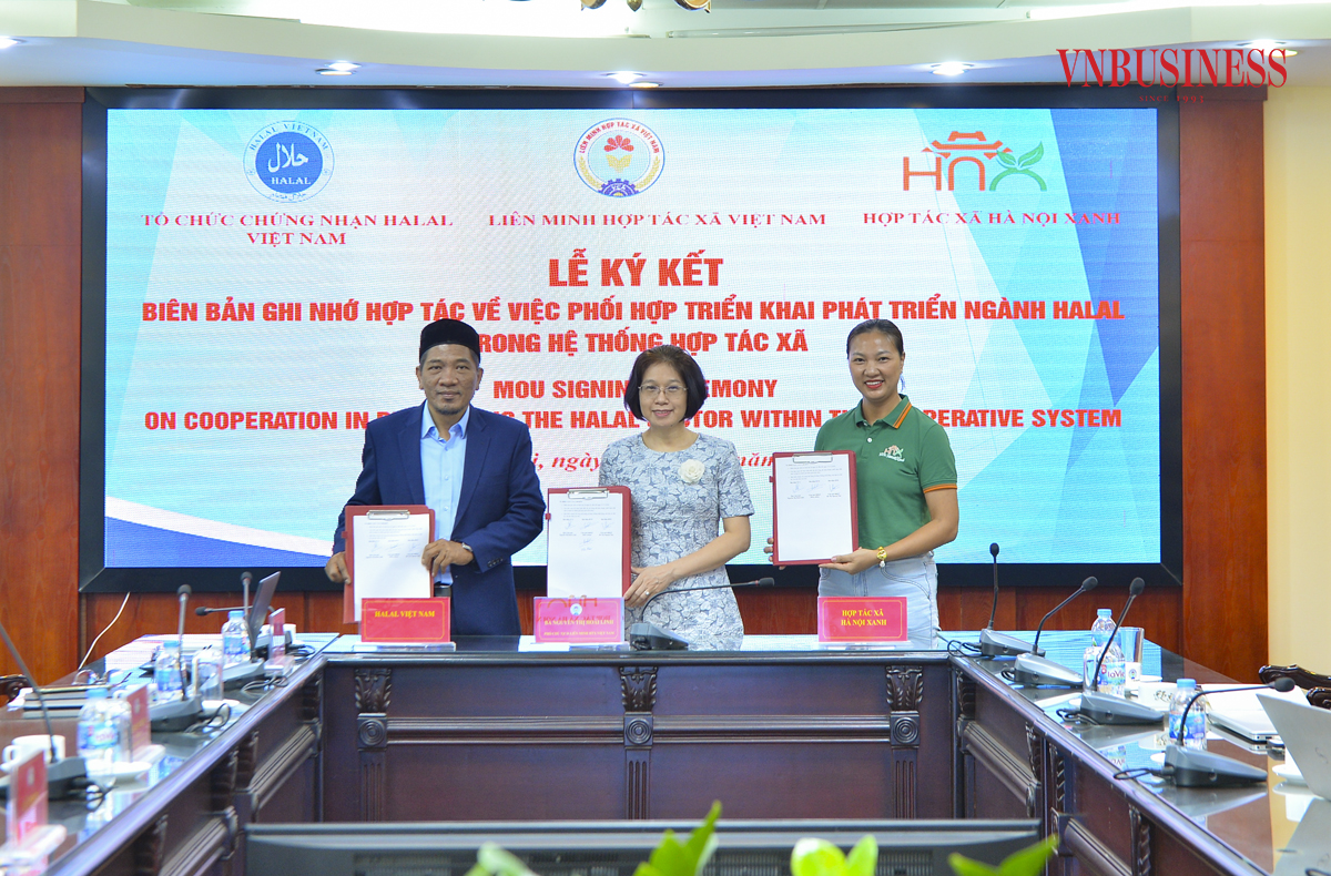 Đại diện ba bên tham gia ký kết Biên bản ghi nhớ hợp tác về việc phối hợp triển khai phát triển ngành Halal trong hệ thống HTX.