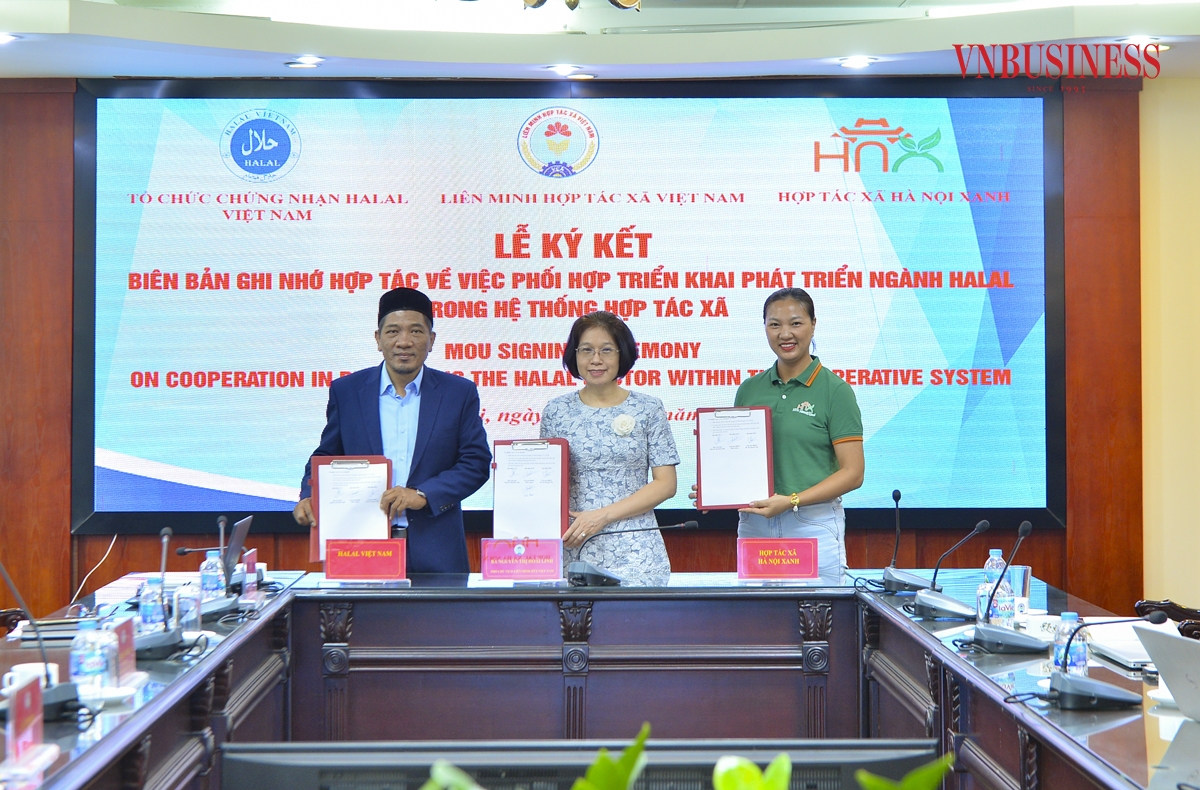 Đại diện ba bên tham gia ký kết Biên bản ghi nhớ hợp tác về việc phối hợp triển khai phát triển ngành Halal trong hệ thống HTX.