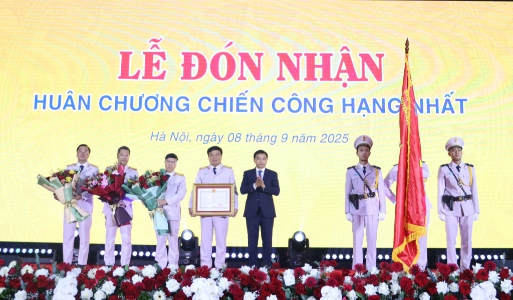 Thừa ủy quyền của Chủ tịch nước, Bộ trưởng Bộ Tài chính Nguyễn Văn Thắng trao Huân chương Chiến công hạng Nhất tặng Cục Hải quan.